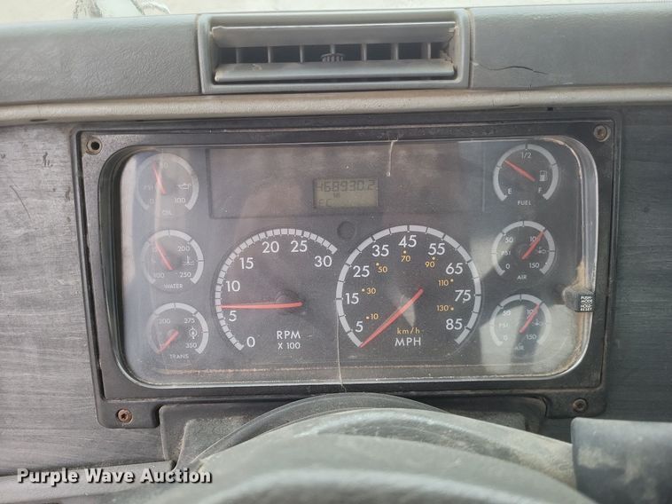 image for item DO4802 2005 Freightliner Columbia  semi truck