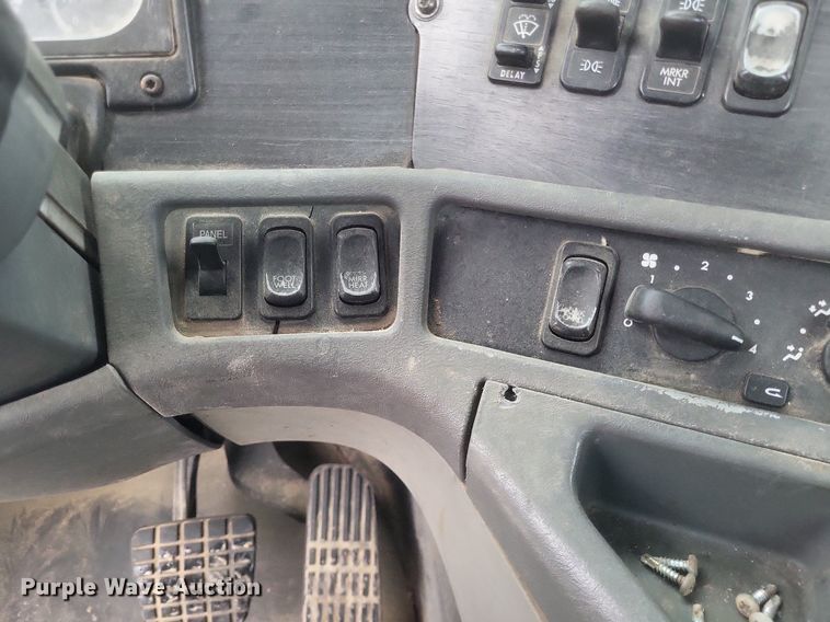 image for item DO4802 2005 Freightliner Columbia  semi truck