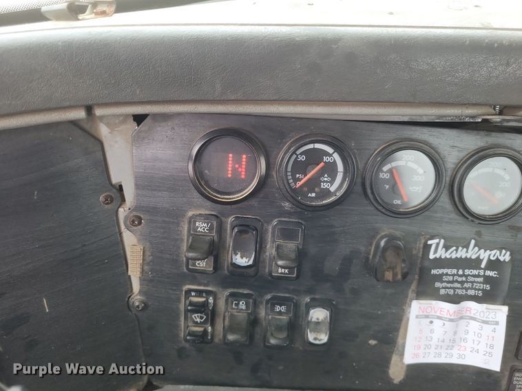 image for item DO4802 2005 Freightliner Columbia  semi truck