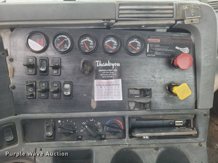 image for item DO4802 2005 Freightliner Columbia  semi truck