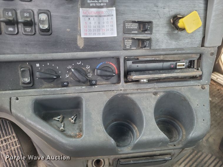 image for item DO4802 2005 Freightliner Columbia  semi truck