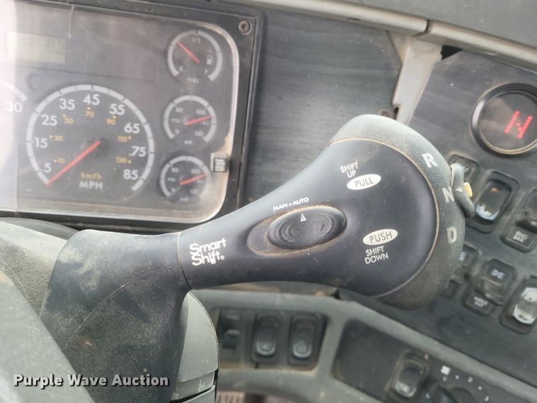 image for item DO4802 2005 Freightliner Columbia  semi truck