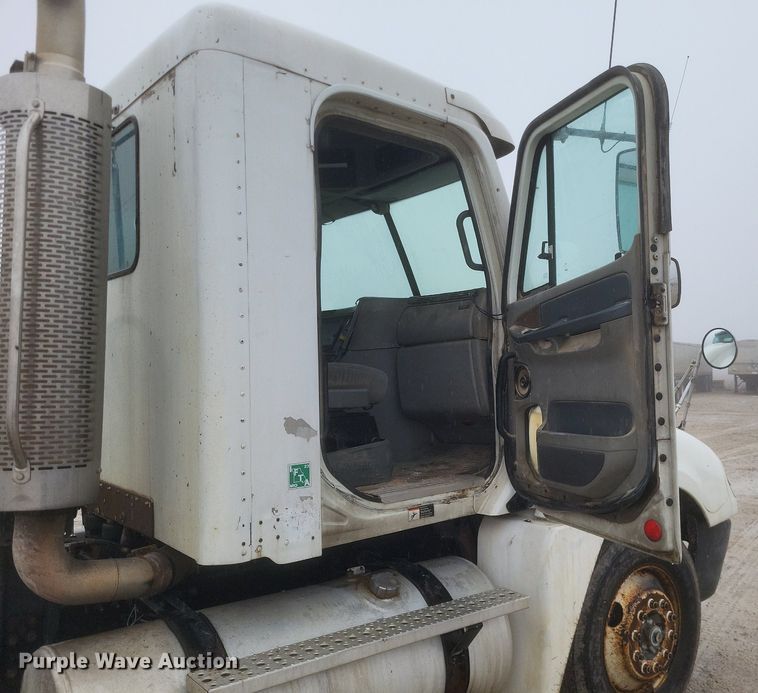 image for item DO4802 2005 Freightliner Columbia  semi truck