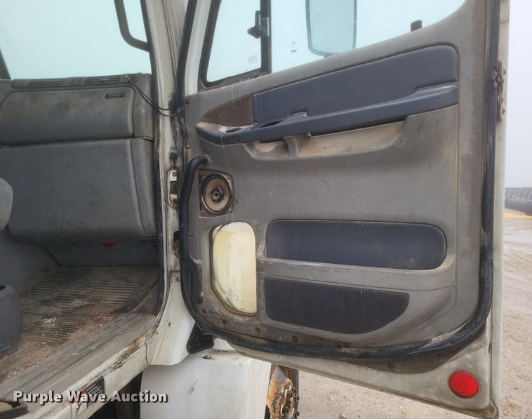 image for item DO4802 2005 Freightliner Columbia  semi truck