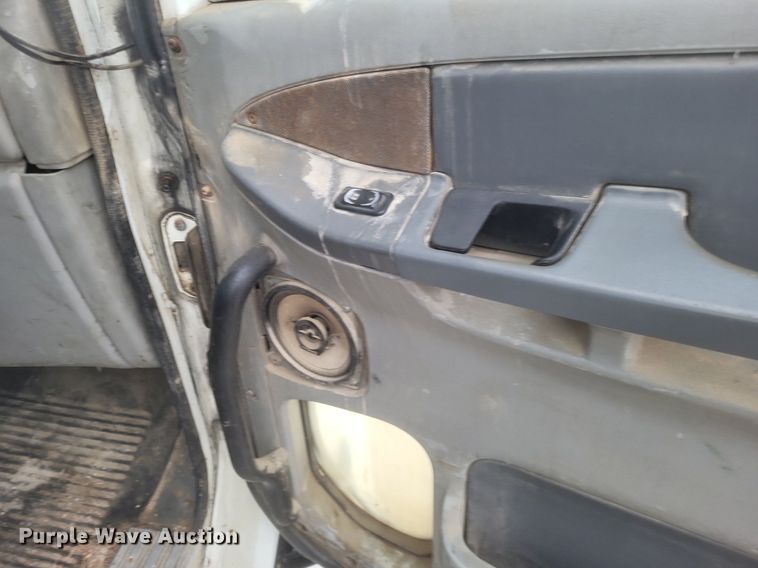 image for item DO4802 2005 Freightliner Columbia  semi truck