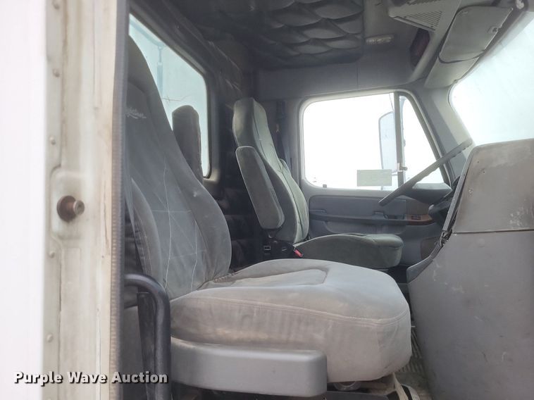 image for item DO4802 2005 Freightliner Columbia  semi truck