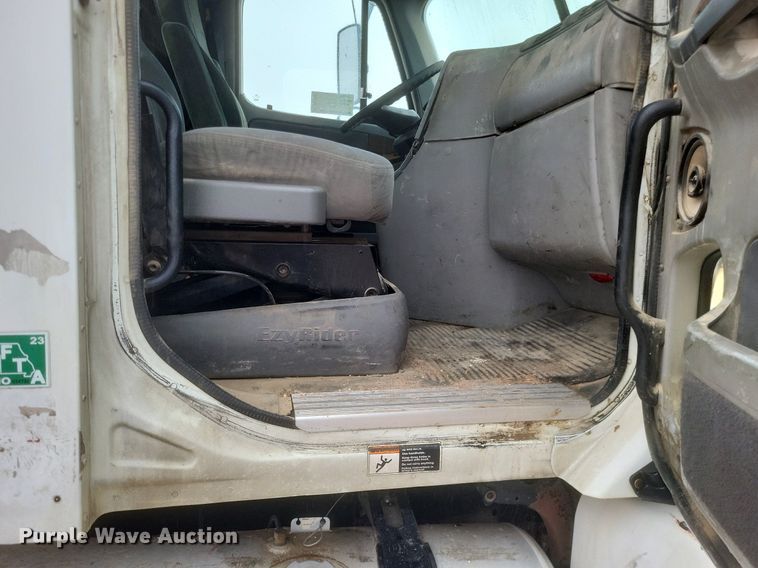 image for item DO4802 2005 Freightliner Columbia  semi truck