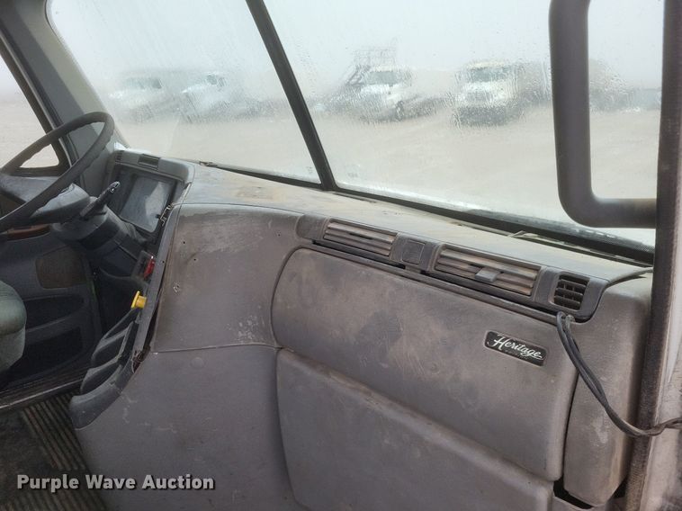 image for item DO4802 2005 Freightliner Columbia  semi truck