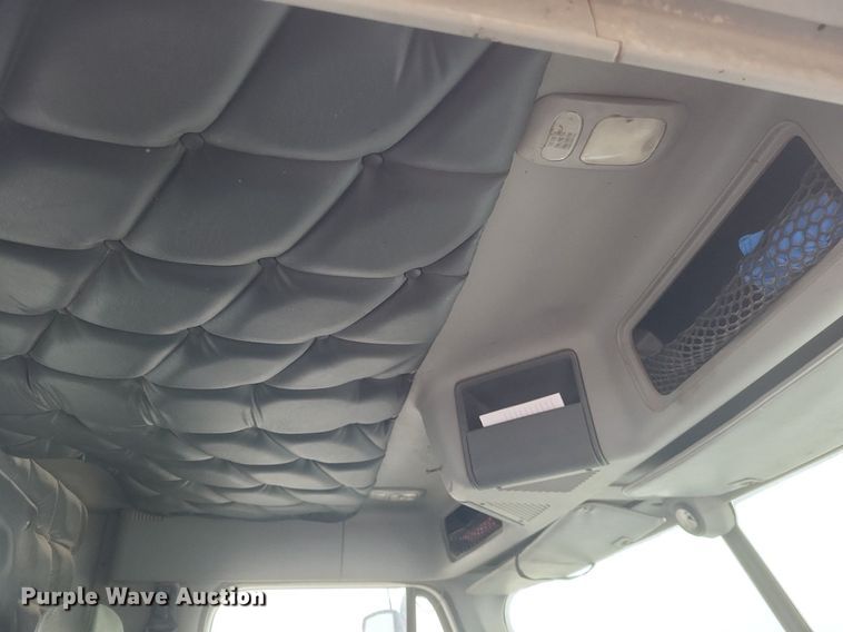 image for item DO4802 2005 Freightliner Columbia  semi truck