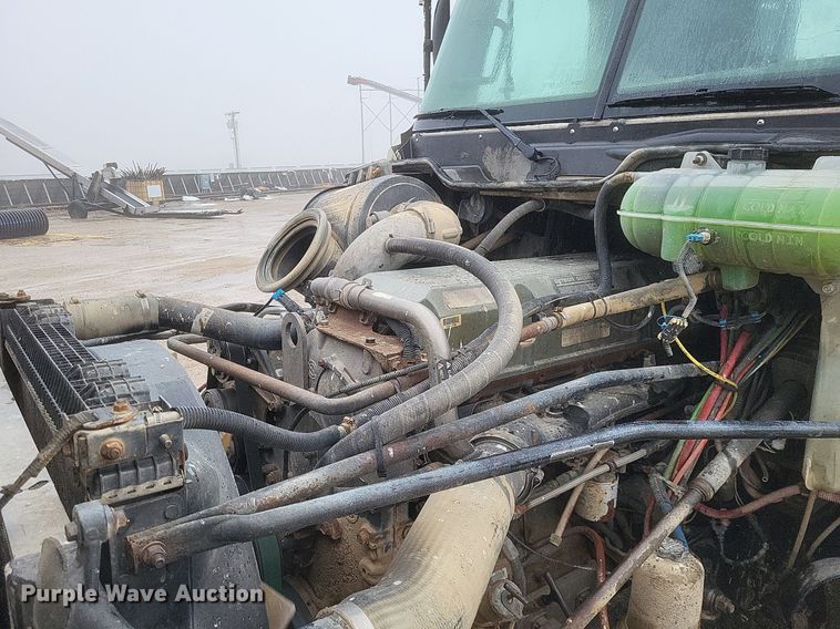 image for item DO4802 2005 Freightliner Columbia  semi truck