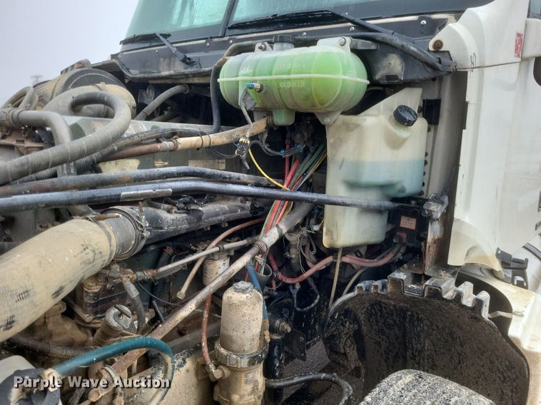 image for item DO4802 2005 Freightliner Columbia  semi truck