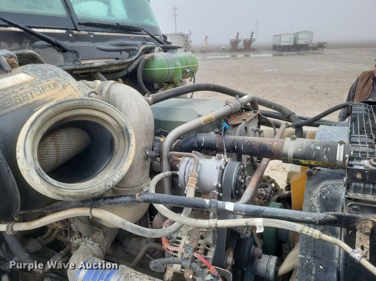 image for item DO4802 2005 Freightliner Columbia  semi truck