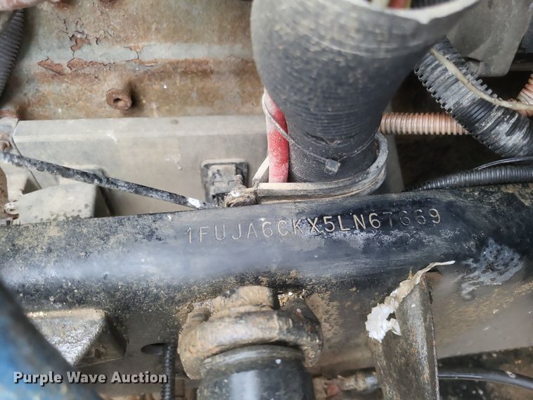 image for item DO4802 2005 Freightliner Columbia  semi truck