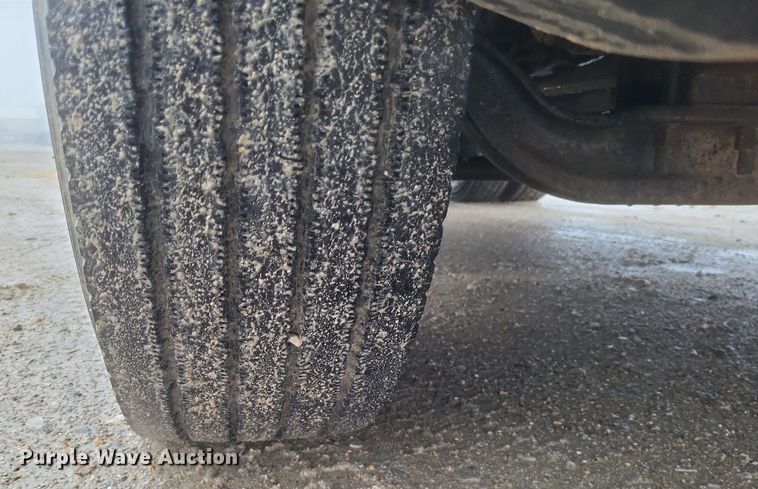 image for item DO4802 2005 Freightliner Columbia  semi truck