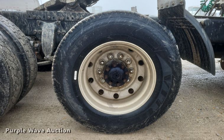 image for item DO4802 2005 Freightliner Columbia  semi truck