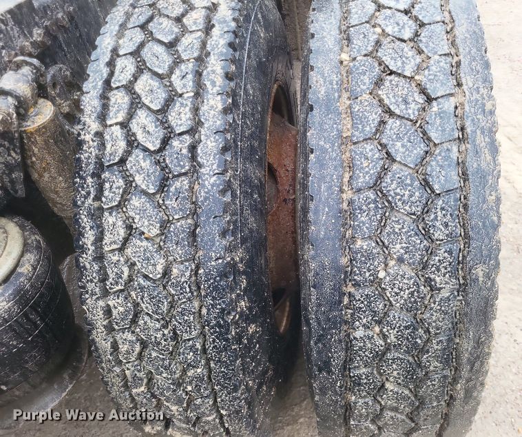 image for item DO4802 2005 Freightliner Columbia  semi truck