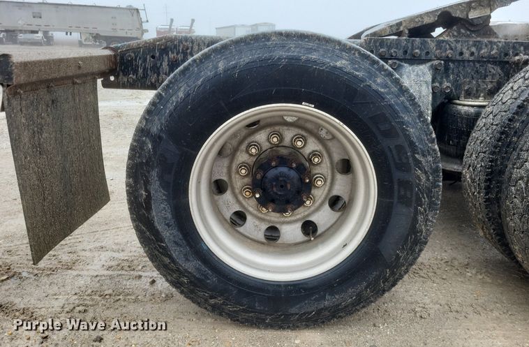 image for item DO4802 2005 Freightliner Columbia  semi truck