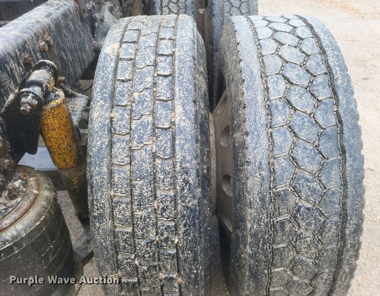 image for item DO4802 2005 Freightliner Columbia  semi truck