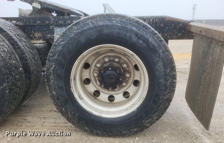 image for item DO4802 2005 Freightliner Columbia  semi truck