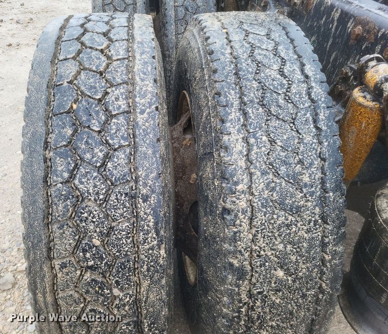 image for item DO4802 2005 Freightliner Columbia  semi truck