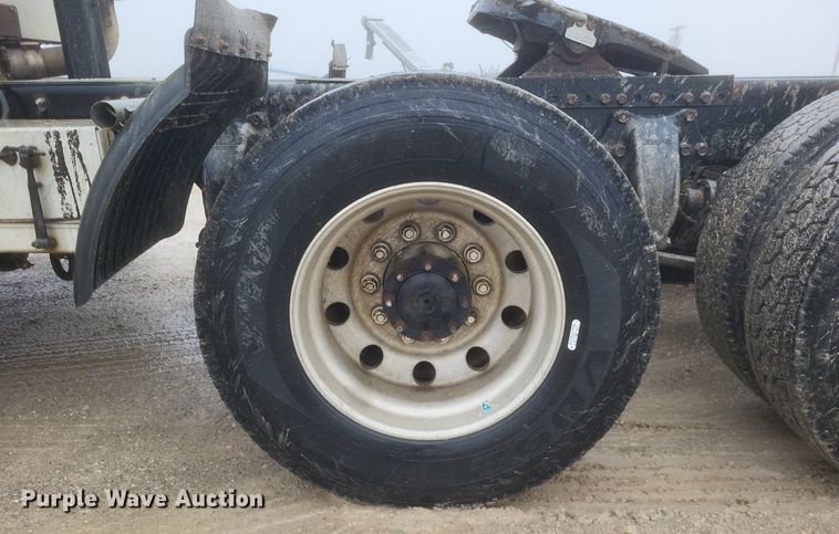 image for item DO4802 2005 Freightliner Columbia  semi truck