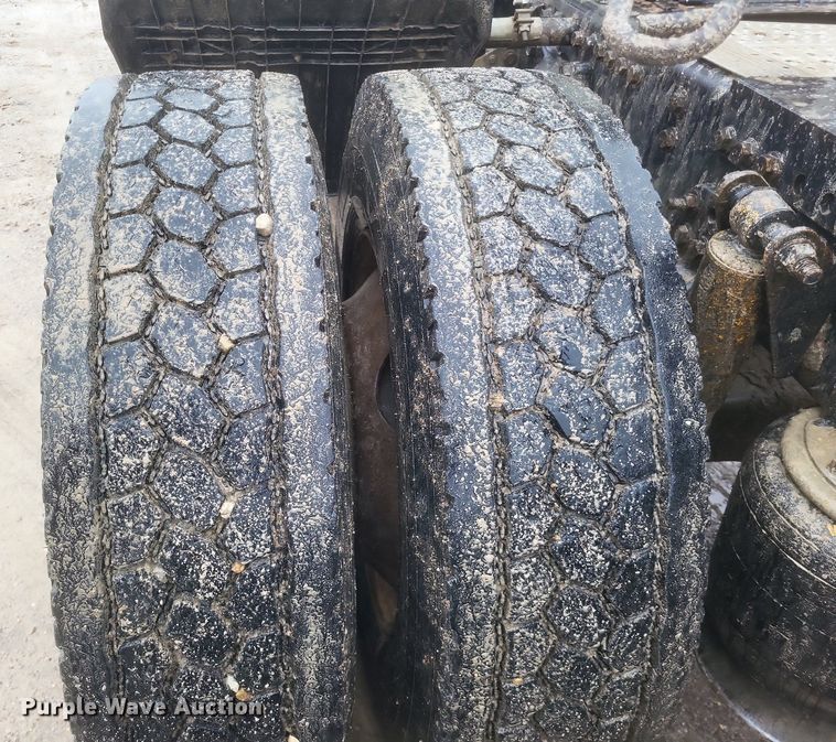 image for item DO4802 2005 Freightliner Columbia  semi truck