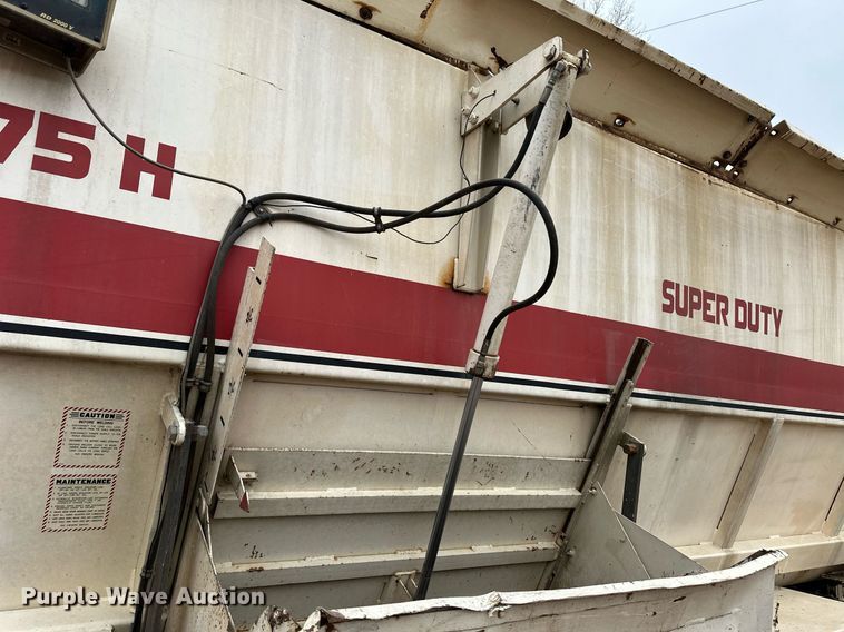 image for item EK9935 2002 Peterbilt 330 feed mixer truck