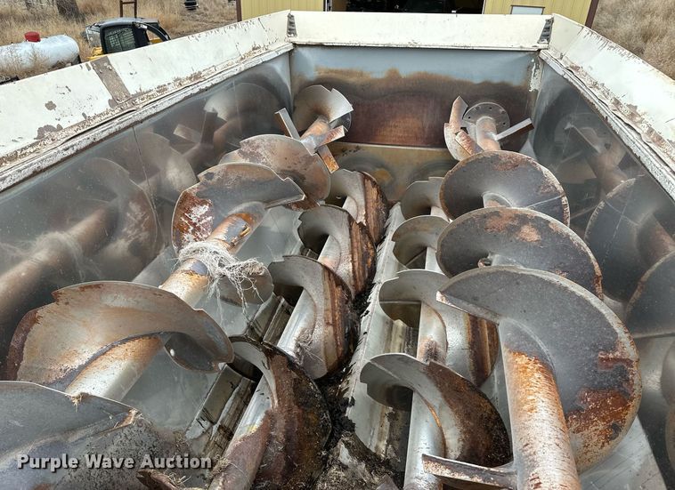 image for item EK9935 2002 Peterbilt 330 feed mixer truck