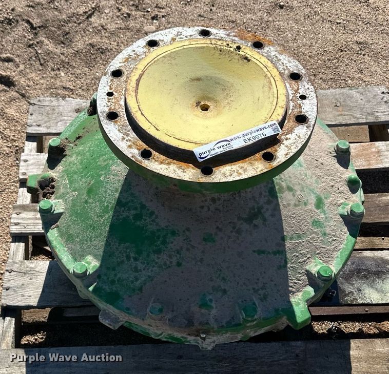 image for item EK9976 Combine final drive unit