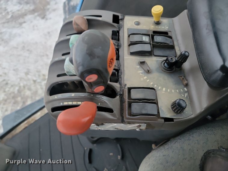 image for item LA9546 2005 New Holland TG285 MFWD tractor