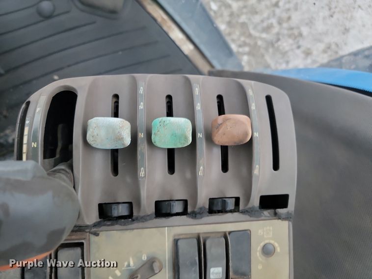 image for item LA9546 2005 New Holland TG285 MFWD tractor