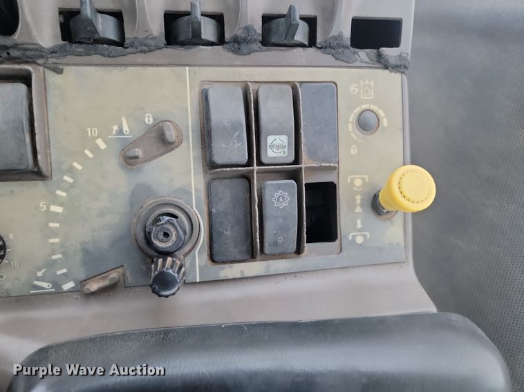 image for item LA9546 2005 New Holland TG285 MFWD tractor