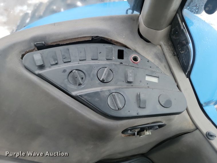 image for item LA9546 2005 New Holland TG285 MFWD tractor