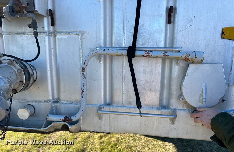 image for item LW9281 1985 J&L tank tender grain trailer