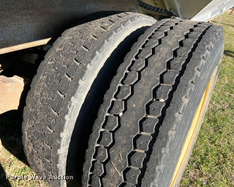 image for item LW9281 1985 J&L tank tender grain trailer