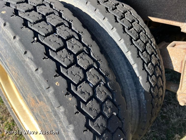 image for item LW9281 1985 J&L tank tender grain trailer