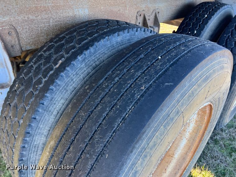 image for item LW9281 1985 J&L tank tender grain trailer