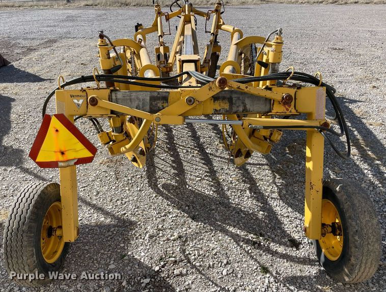image for item NA9752 Vermeer R2300 hay rake