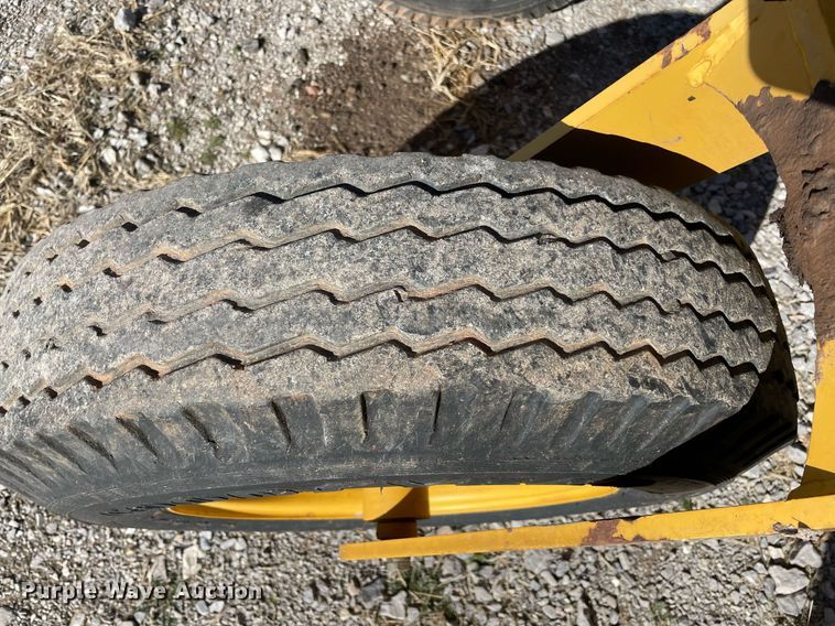 image for item NA9752 Vermeer R2300 hay rake