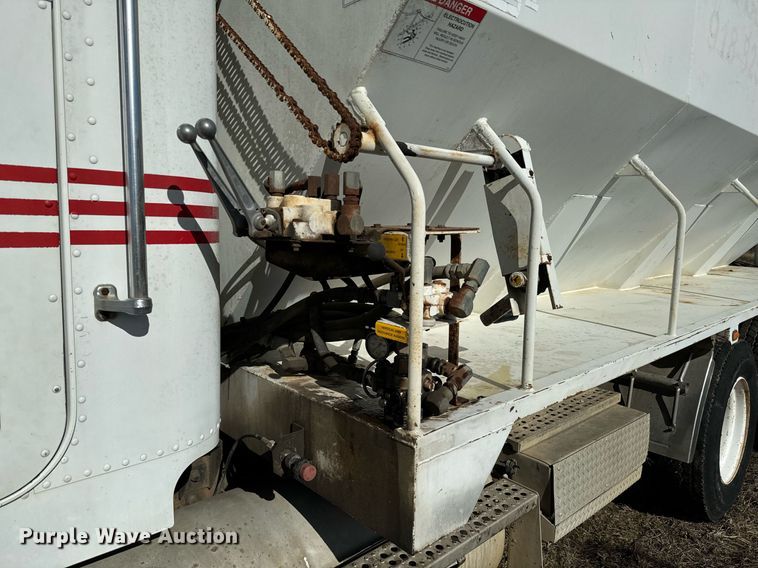 image for item NA9763 1989 Freightliner feed delivery truck