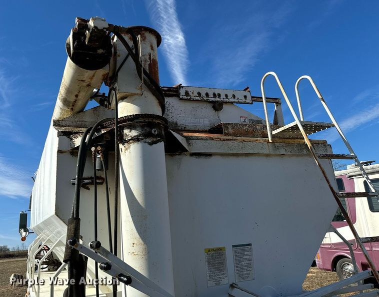 image for item NA9763 1989 Freightliner feed delivery truck