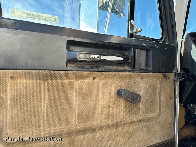 image for item NA9763 1989 Freightliner feed delivery truck