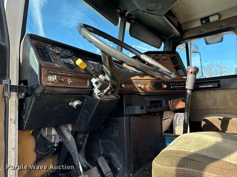 image for item NA9763 1989 Freightliner feed delivery truck