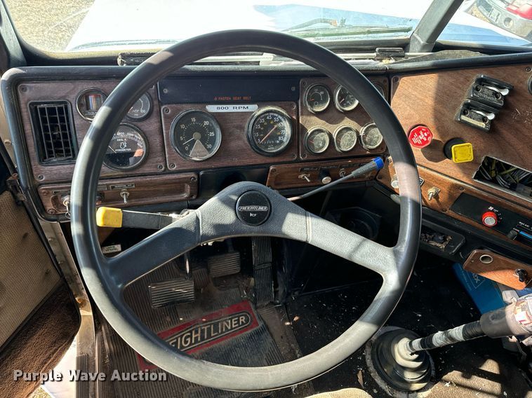 image for item NA9763 1989 Freightliner feed delivery truck