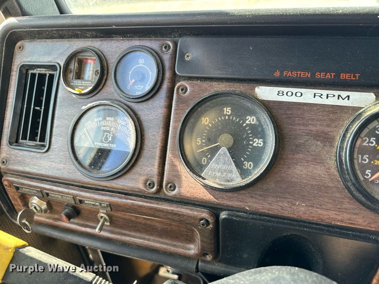 image for item NA9763 1989 Freightliner feed delivery truck