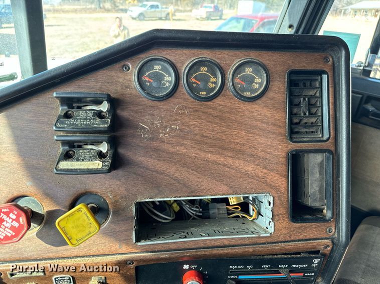 image for item NA9763 1989 Freightliner feed delivery truck