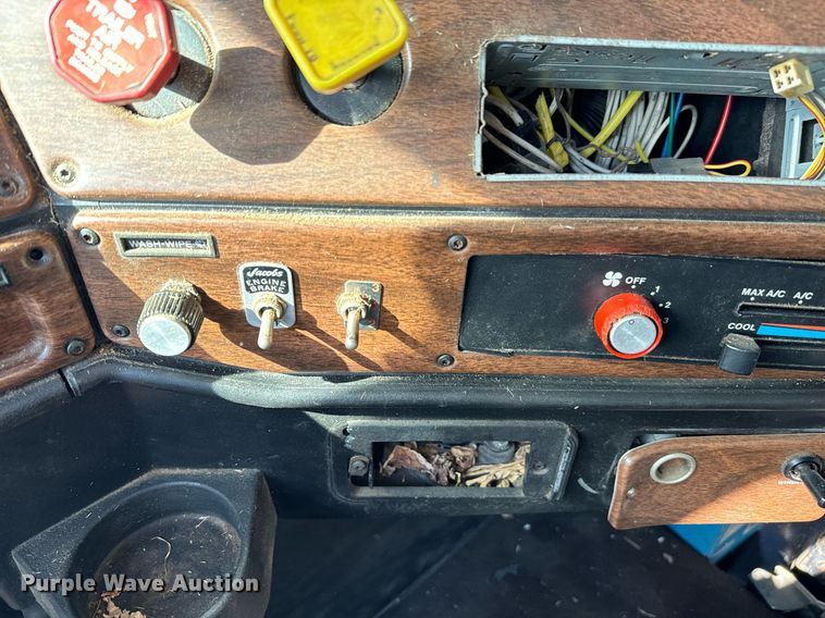 image for item NA9763 1989 Freightliner feed delivery truck