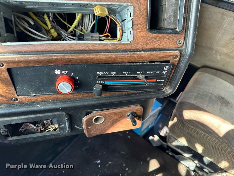 image for item NA9763 1989 Freightliner feed delivery truck