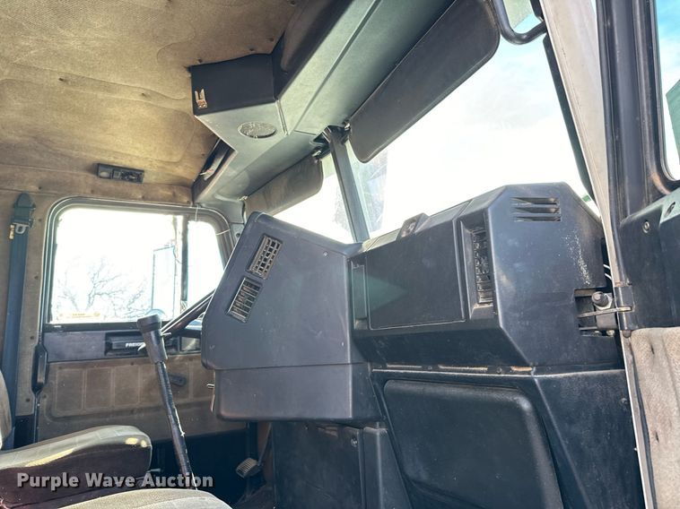 image for item NA9763 1989 Freightliner feed delivery truck