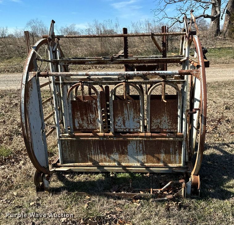 image for item NA9767 Livestock squeeze chute